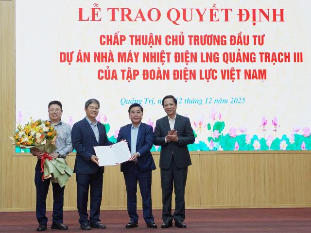 Phó Chủ tịch Thường trực UBND tỉnh Hoàng Nam trao quyết định chấp thuận chủ trương đầu tư Dự án nhà máy nhiệt điện LNG Quảng Trạch III. Phó Chủ tịch Thường trực UBND tỉnh Hoàng Nam trao quyết định chấp thuận chủ trương đầu tư Dự án nhà máy nhiệt điện LNG Quảng Trạch III.