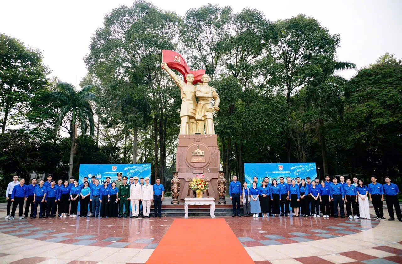 Tuổi trẻ Quảng Trị được tặng Giải thưởng “Tình nguyện Quốc gia” và “Tuổi trẻ sáng tạo” toàn quốc 2025 1 Các thanh niên tham gia các hoạt động về nguồn trong khuôn khổ chương trình - Ảnh: T.L