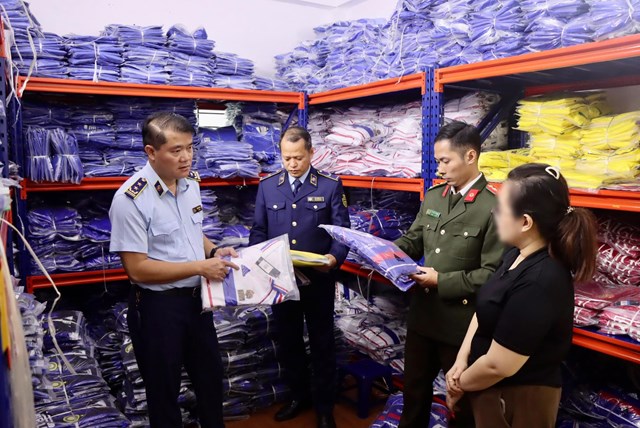 Lực lượng chức năng kiểm tra tại cơ sở kinh doanh quần áo thể thao trên phố Hoàng Công Chất, phường Phú Diễn, Hà Nội