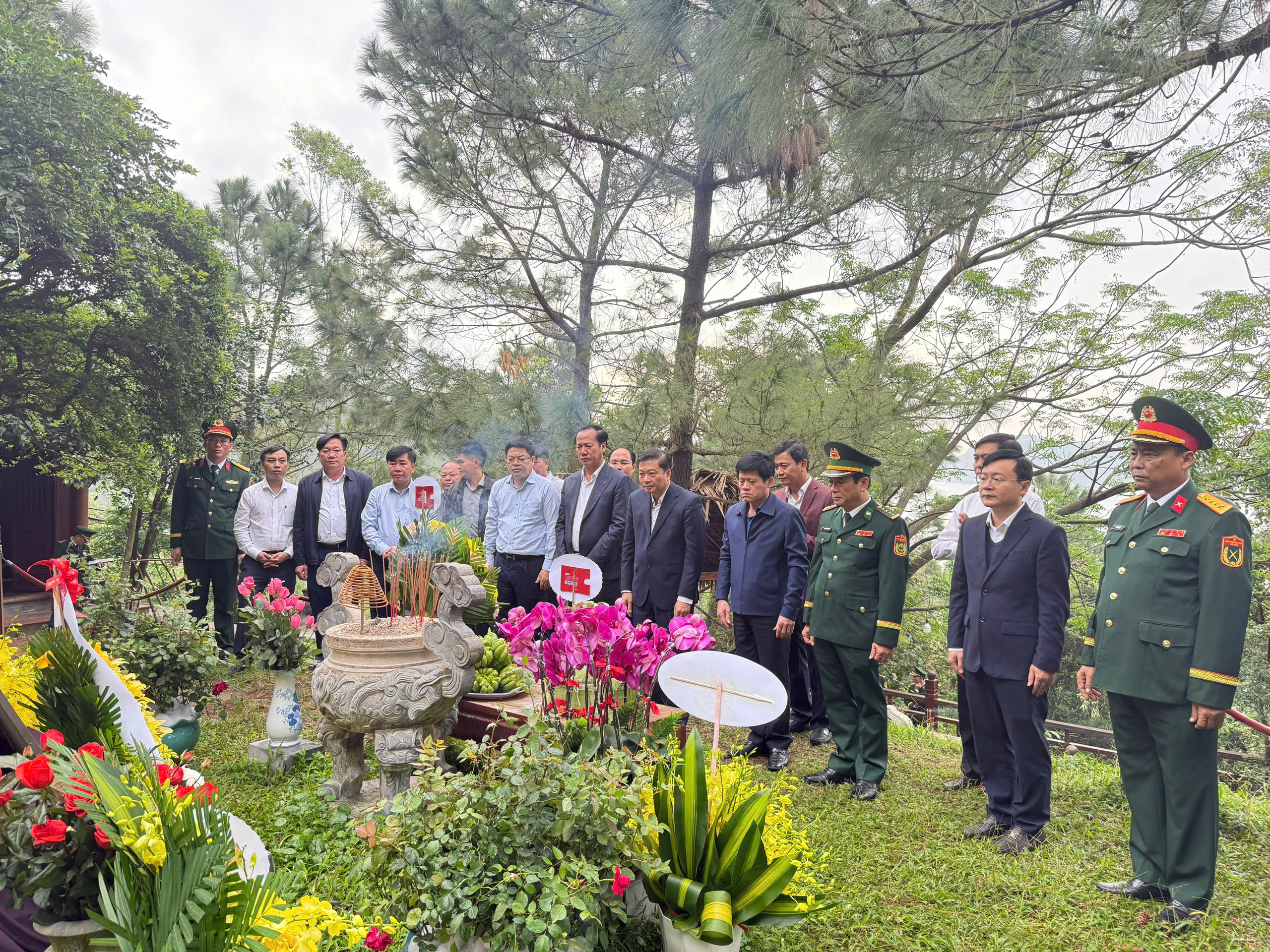 Thành kính tưởng niệm Đại tướng Võ Nguyên Giáp tại Vũng Chùa - Đảo Yến - Ảnh 1.