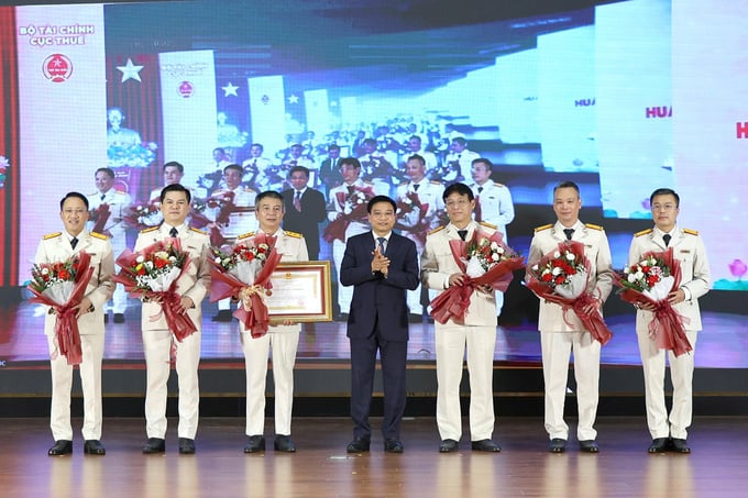 Bộ trưởng Nguyễn Văn Thắng trao tặng Huân chương Lao động hạng Ba cho tập thể Cục Thuế.