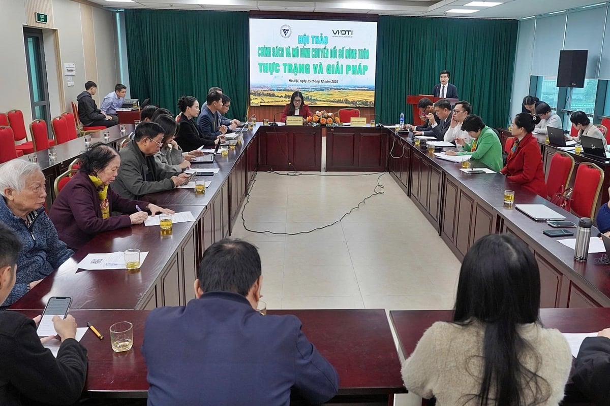 Các chuyên gia tập trung phân tích thực trạng chuyển đổi số ở nông thôn hiện nay. Ảnh: Bảo Thắng.