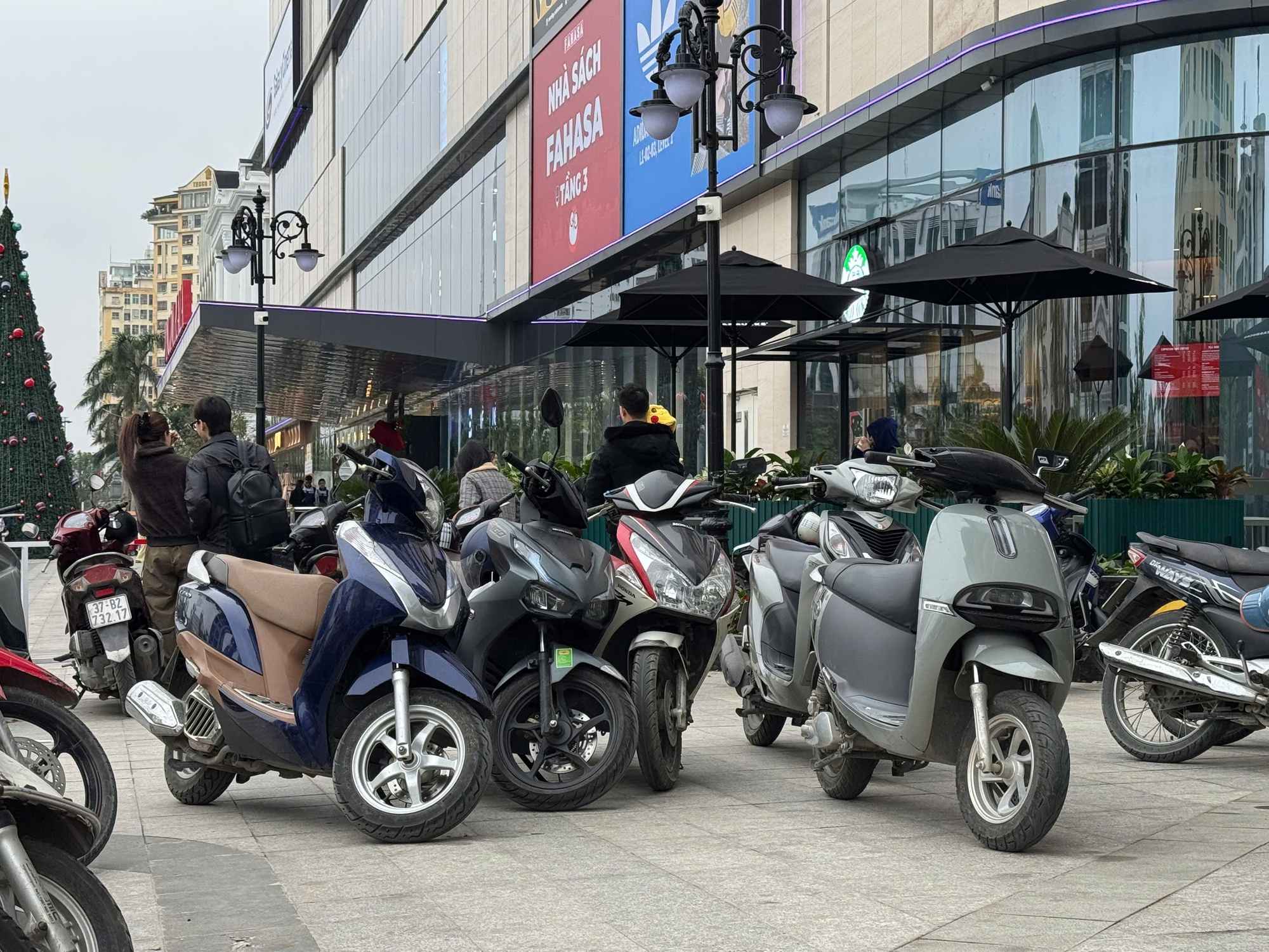 Mua xe máy online trên sàn thương mại điện tử: Tiện lợi hay tiềm ẩn rủi ro?- Ảnh 1.