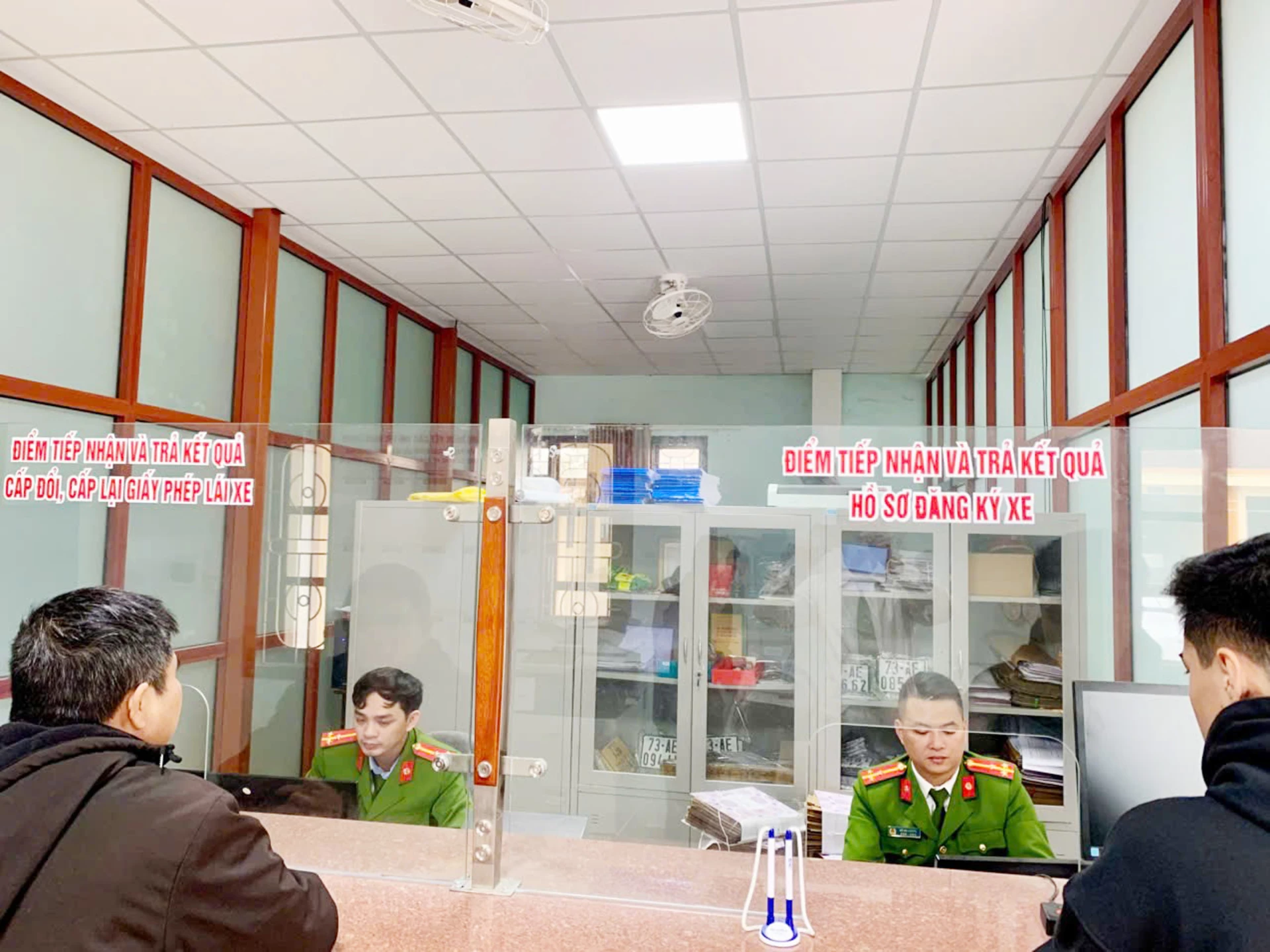 Năm 2025, Quảng Trị có gần 9,5 nghìn ô tô đăng ký lần đầu 1 Công an xã Phong Nha thực hiện tiếp nhận, giải quyết hồ sơ cấp, đổi giấy phép lái xe. Ảnh B.T