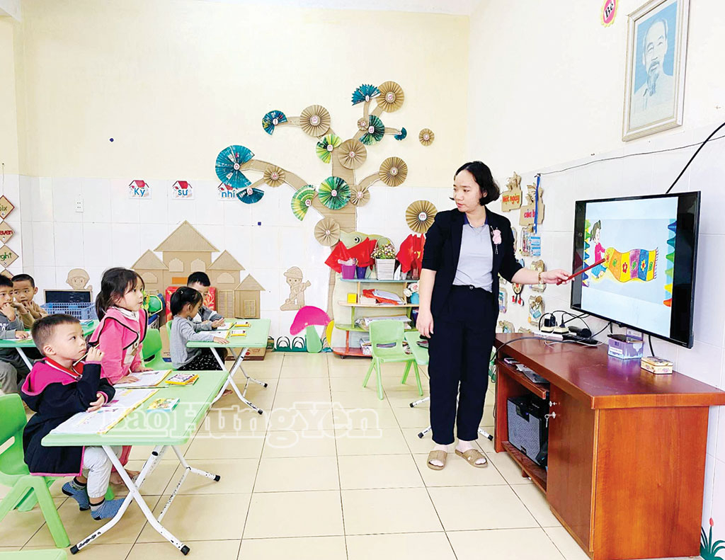 Ứng dụng công nghệ AI trong tiết học làm quen với màu sắc và hình khốitại lớp 5 tuổi C.