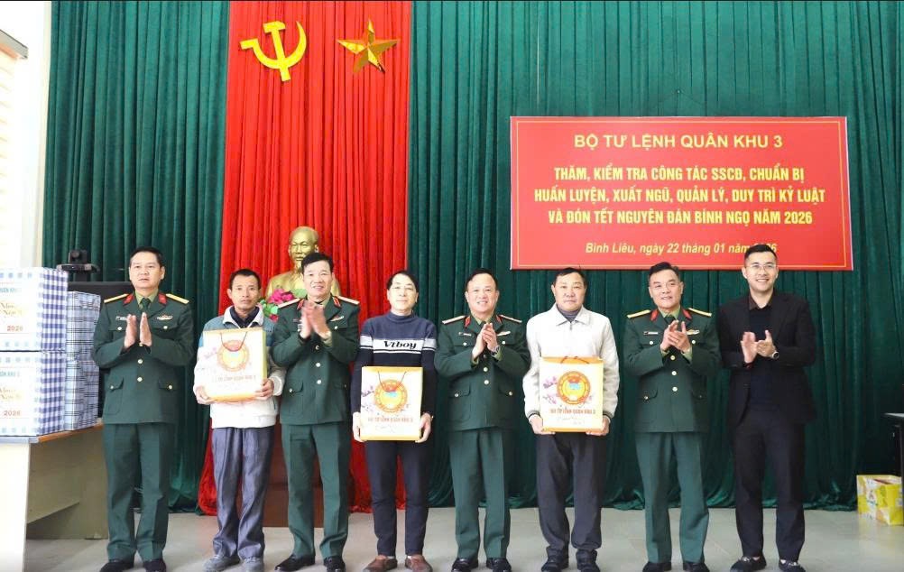 Đoàn công tác tặng quà các gia đình chính sách, người nhiễm chất độc da cam xã Bình Liêu.