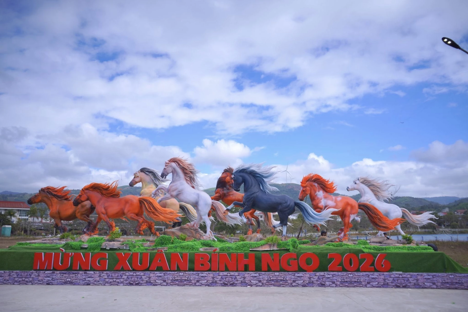 Mã đáo thành công là tổ hợp các linh vật Ngựa được xã Lao Bảo xây dựng để tạo điểm nhấn trong dịp Tết Nguyên đán năm nay