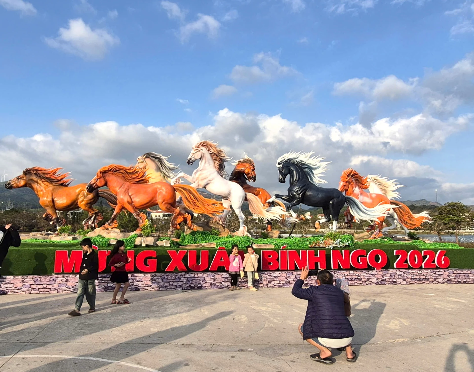 Nhiều người dân tò mò đã tìm đến để check in sớm với biểu tượng mã đáo thành công tại xã Lao Bảo