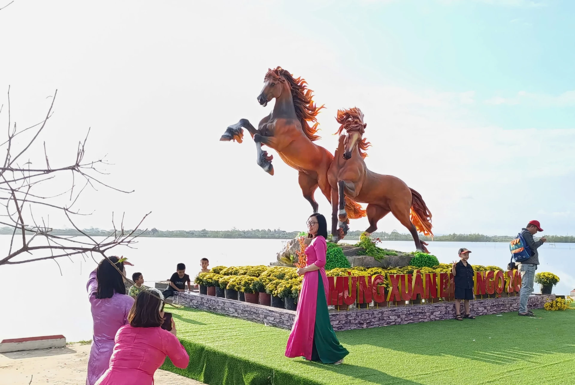 Nhiều người dân địa phương check in tại cặp linh vật Ngựa ở xã Triệu Bình