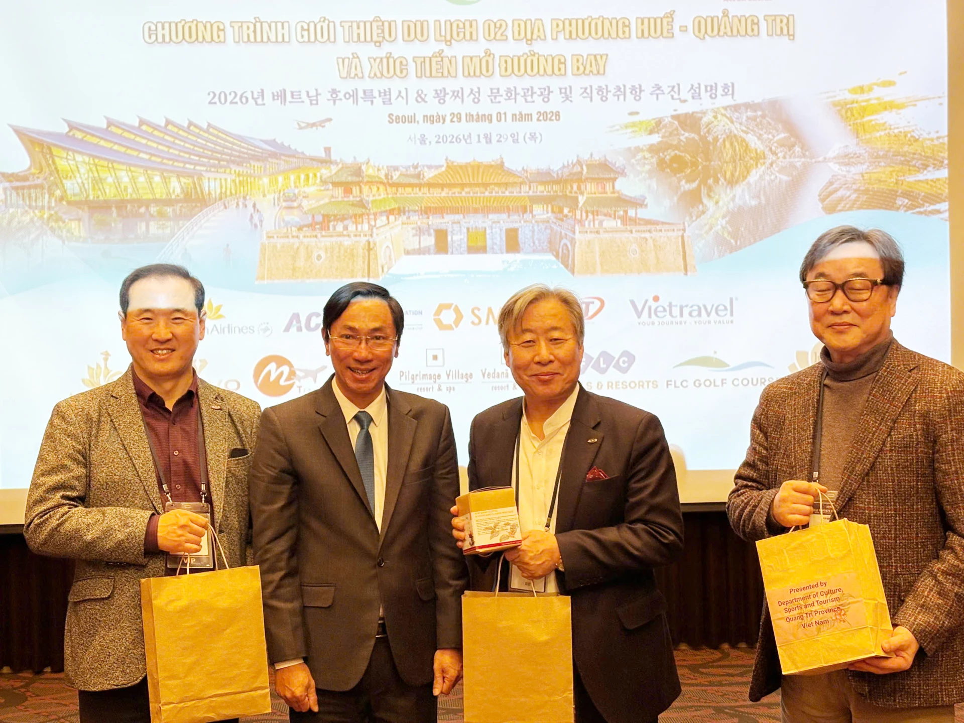 Đại diện lãnh đạo Sở Văn hóa, Thể thao và Du lịch Quảng Trị tặng quà lưu niệm cho lãnh đạo các đơn vị tại Hàn Quốc tham dự chương trình - Ảnh: T.A