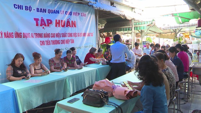 Chợ truyền thống bắt nhịp chuyển đổi số - Ảnh 1.