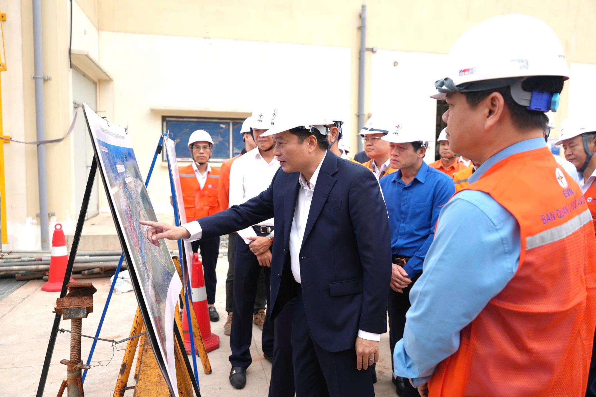 Đồng chí Lê Hồng Vinh, Phó Bí thư Tỉnh ủy, Chủ tịch UBND tỉnh kiểm tra tình hình thực hiện các dự án tại Trung tâm Điện lực Quảng Trạch - Ảnh: Trung Đức