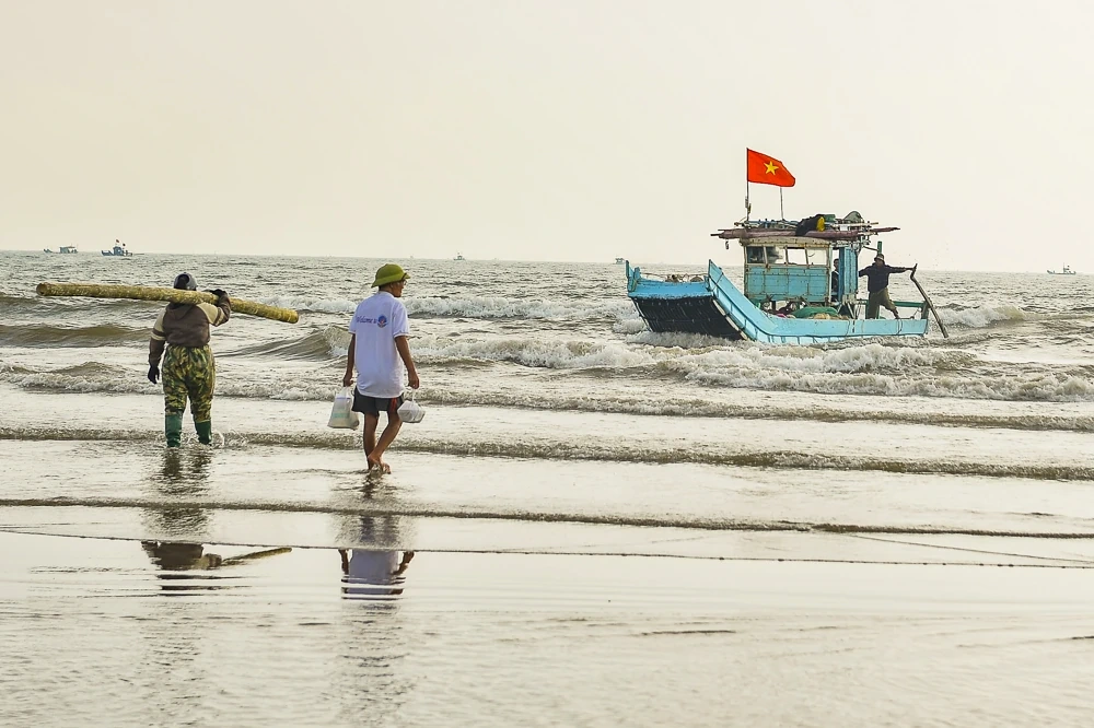 Tết Dương lịch, ngư dân ven biển xứ Thanh vẫn vươn khơi săn “lộc biển”