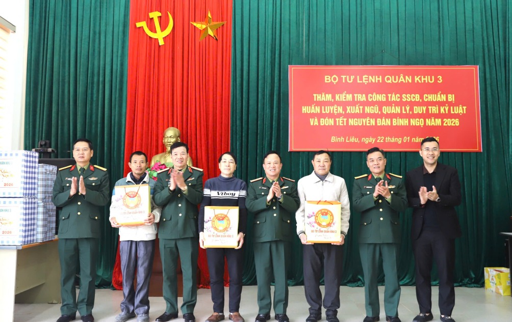 Đoàn công tác bộ tư lệnh quân khu 3 tặng quà các gia đình chính sách, người nhiễm chất độc da cam xã Bình Liêu.