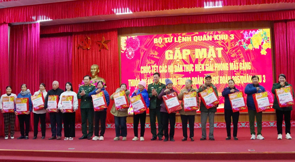 Đoàn công tác bộ tu lệnh quân khu 3 tặng quà các hộ dân giải phóng mặt bằng phục vụ dự án xây dựng Trung đoàn Bộ binh 2 (Sư đoàn 395) tại phường Bình Khê, tỉnh Quảng Ninh.