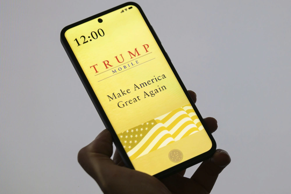 Nghị sĩ Dân chủ đòi điều tra điện thoại Trump Mobile 1 Trump Mobile - Ảnh 1.