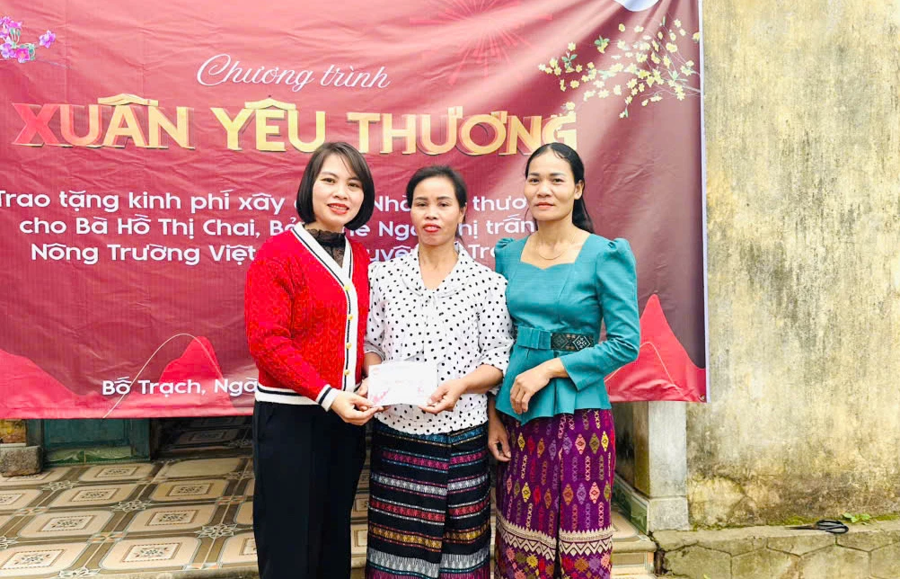 Trưởng bản Hồ Thị Chăng cùng lãnh đạo xã Nam Trạch tặng quà hỗ trợ cho hoàn cảnh khó khăn của bản-Ảnh: L.M