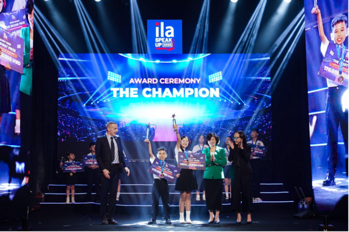 'Ngoại ngữ và chuyển đổi số là chìa khóa hội nhập' 3 Quán quân của hai bảng đấu thuộc về Lê Quang Phúc và Nguyễn Khánh Hân. Ảnh: ILA