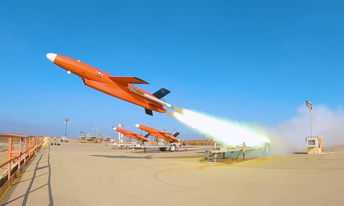 Mỹ thử nghiệm UAV trợ chiến vận hành bằng AI 1 UAV hỗ trợ chiến đấu cải hoán từ mục tiêu bay BQM-177A cất cánh trong thử nghiệm tháng 12/2025. Ảnh: US Navy