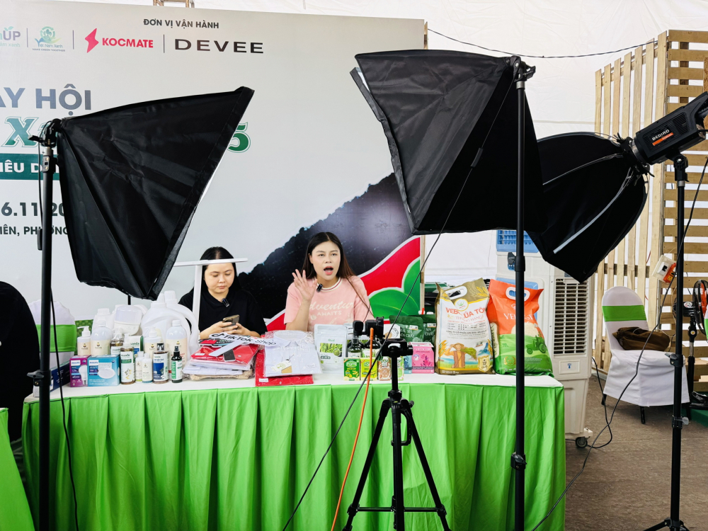 Một gian hàng tổ chức live stream bán hàng trong khuôn khổ Ngày hội tiêu dùng xanh diễn ra ngày 15/11/2025 ở TPHCM. Theo Luật Thương mại điện tử, người bán hàng qua live stream phải công khai giấy tờ chứng minh nguồn gốc sản phẩm - ẢNH: HOA LÀI