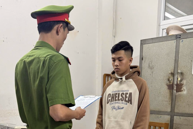 Công an đọc lệnh khởi tố Nguyễn Quang Đại. Ảnh: Công an cung cấp