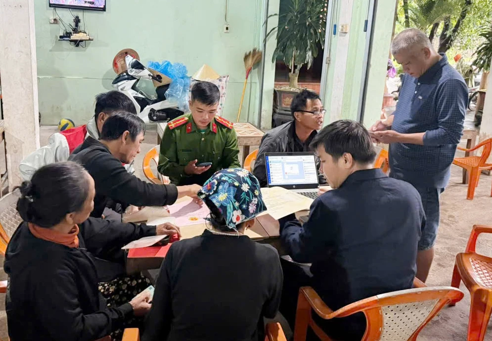 Tiên phong 'dẫn dắt' chuyển đổi số 1 Công an ở cơ sở đóng vai trò nòng cốt, tiên phong trong việc dẫn dắt người dân sử dụng và ứng dụng chuyển đổi số - Ảnh: C.H