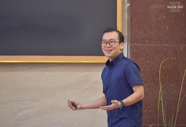 Chuyên gia Nguyễn Ngọc Hiếu, Digital Officer thuộc Square Group chia sẻ chủ đề Trí tuệ nhân tạo dưới góc nhìn chánh niệm: Hiểu để phụng sự và lan tỏa