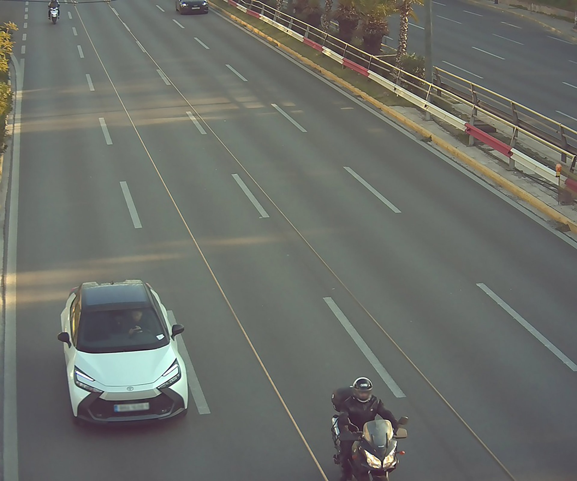 Camera AI giao thông mắc lỗi khó hiểu từng khiến 2.000 tài xế ở đây dính phạt oan, 626 người bị tước bằng- Ảnh 1. Camera AI giao thông mắc lỗi khó hiểu từng khiến 2.000 tài xế ở đây dính phạt oan, 626 người bị tước bằng- Ảnh 1.