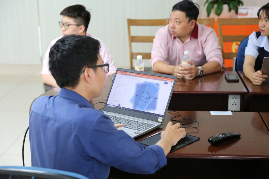 Các giảng viên trao đổi với nhau. anh-1.jpg