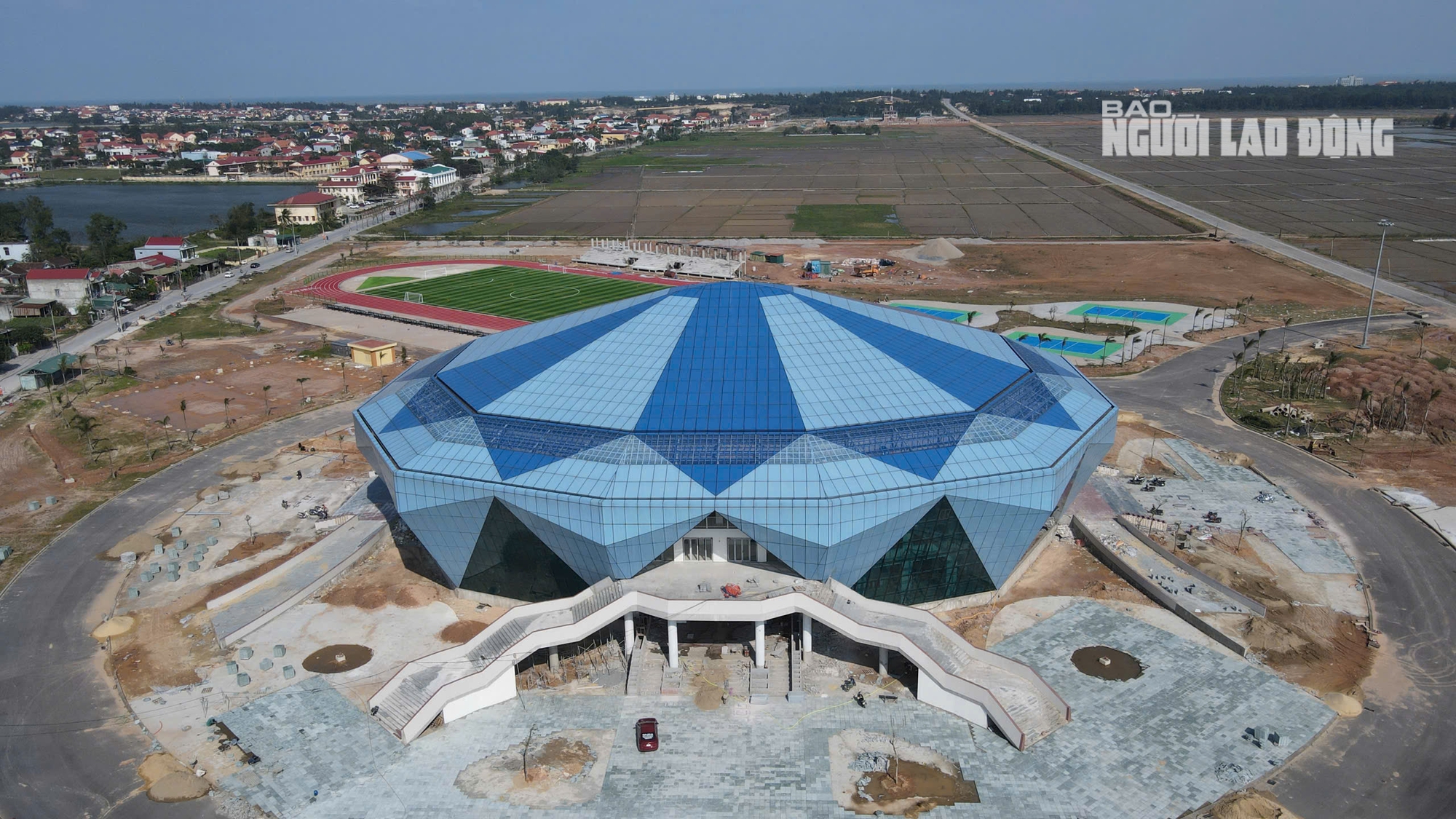 Nhà thi đấu kim cương xanh 340 tỉ đồng tại Quảng Trị thu hút sự chú ý - Ảnh 1.