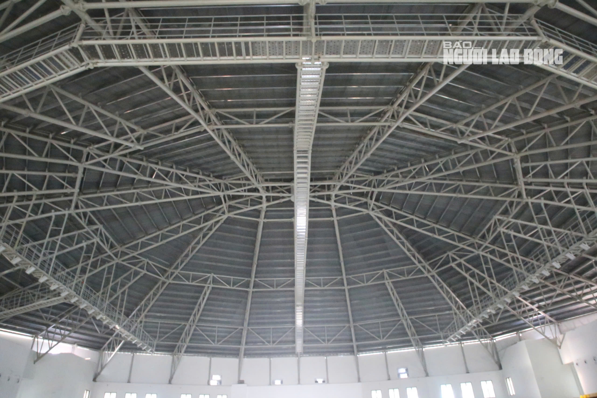 Nhà thi đấu hình kim cương xanh 340 tỉ đồng gây chú ý ở Quảng Trị - Ảnh 1.