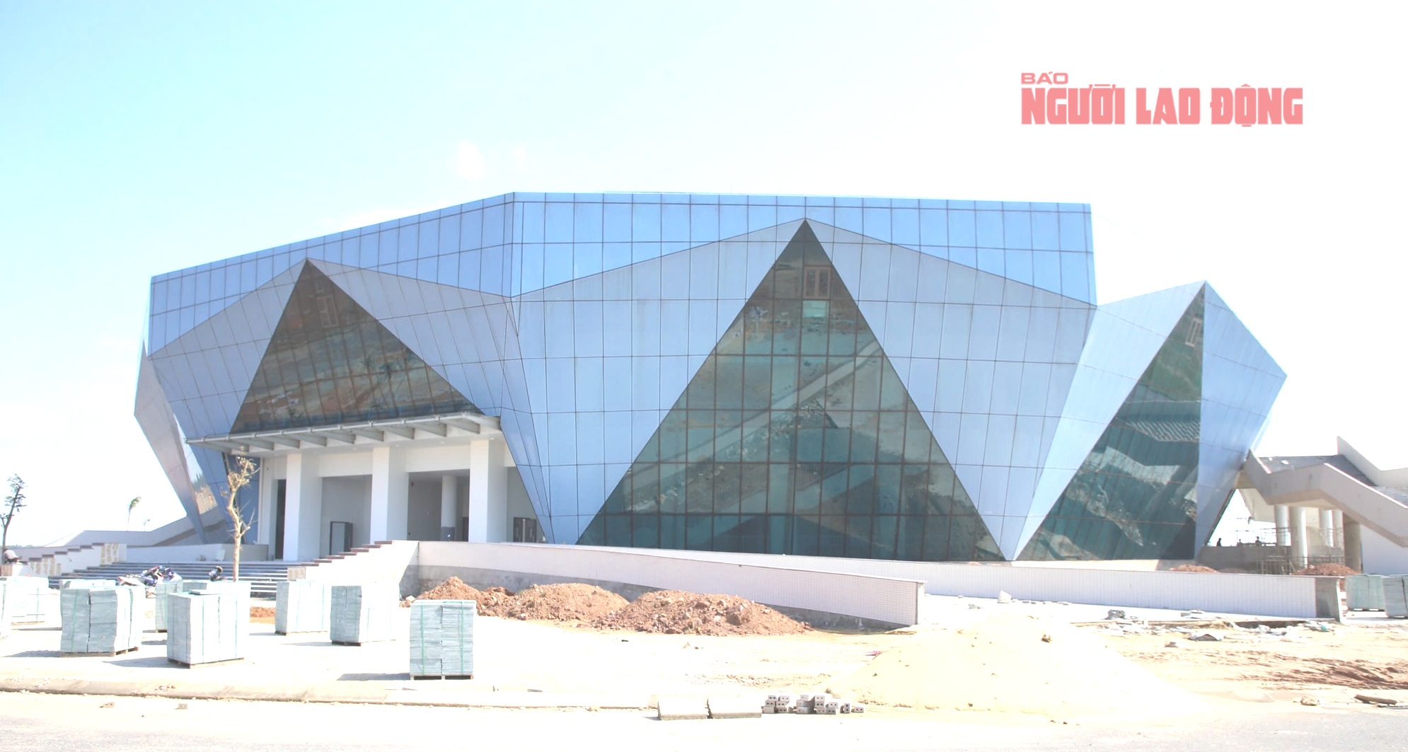 Nhà thi đấu kim cương xanh 340 tỉ đồng tại Quảng Trị thu hút sự chú ý - Ảnh 2.