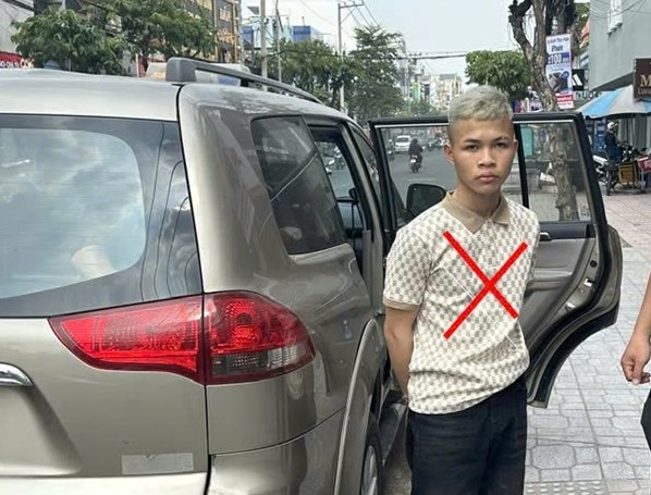 VIDEO: Manh động, đấm vào mặt nữ chủ cửa hàng, cướp điện thoại bỏ chạy - Ảnh 1.