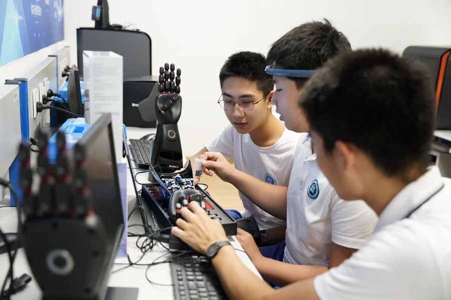 Trung Quốc tăng tốc chuyển đổi giáo dục số 1 Trung Quốc đẩy mạnh đào tạo AI từ phổ thông đến đại học.