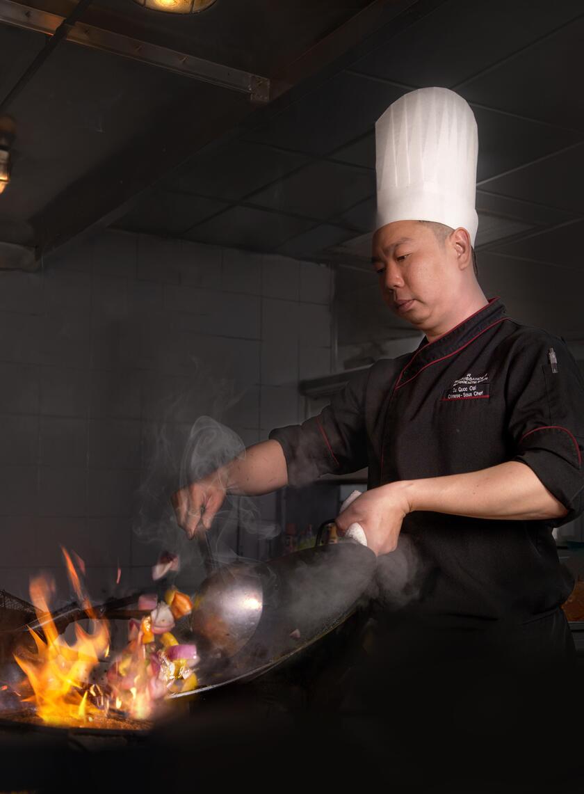 Chef Oai trong quá trình thực hiện các món chiên và xào tại bếp Kabin