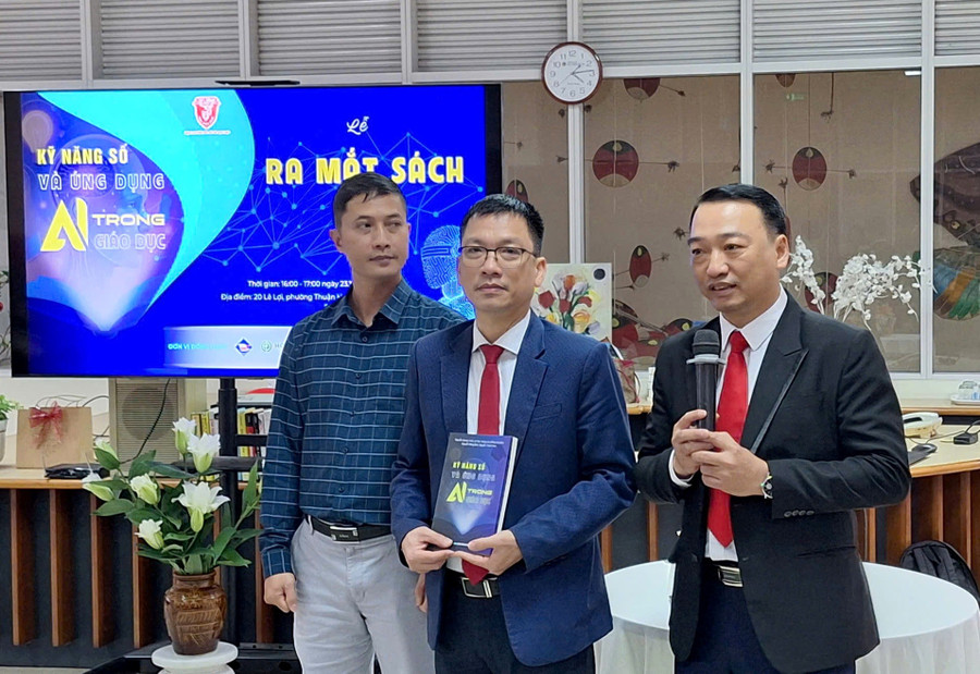 Đại học Huế ra mắt sách “Kỹ năng số và Ứng dụng AI trong giáo dục” 1 Nhóm tác giả Đại học Huế giới thiệu sách “Kỹ năng số và Ứng dụng AI trong giáo dục”.