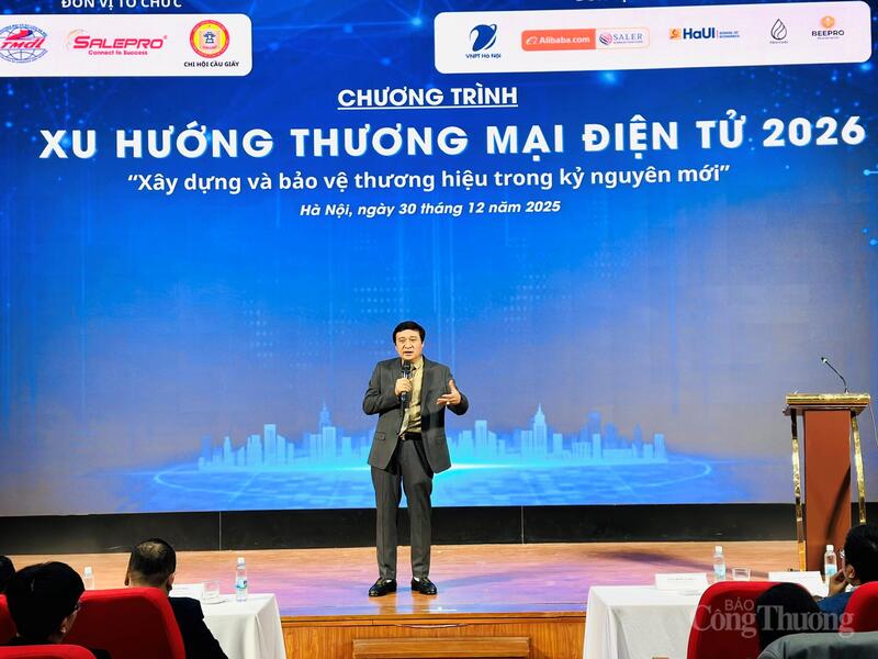 Kết nối hệ sinh thái, kiến tạo giá trị cộng đồng thương mại điện tử 3 GS.TS Đinh Văn Hiến - đại diện Công ty Cổ phần Hệ sinh thái Salepro chia sẻ tại hội thảo. Ảnh: Đ.N