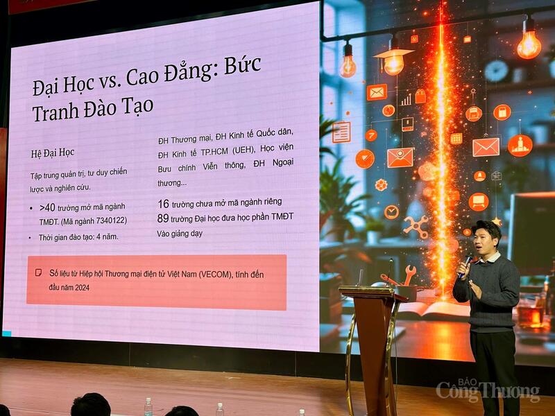 Kết nối hệ sinh thái, kiến tạo giá trị cộng đồng thương mại điện tử 2 Thạc sĩ Nguyễn Trung Kiên - Trưởng bộ môn Thương mại điện tử, Trường Cao đẳng Thương mại và Du lịch Hà Nội chia sẻ tại hội thảo. Ảnh: Đ.N