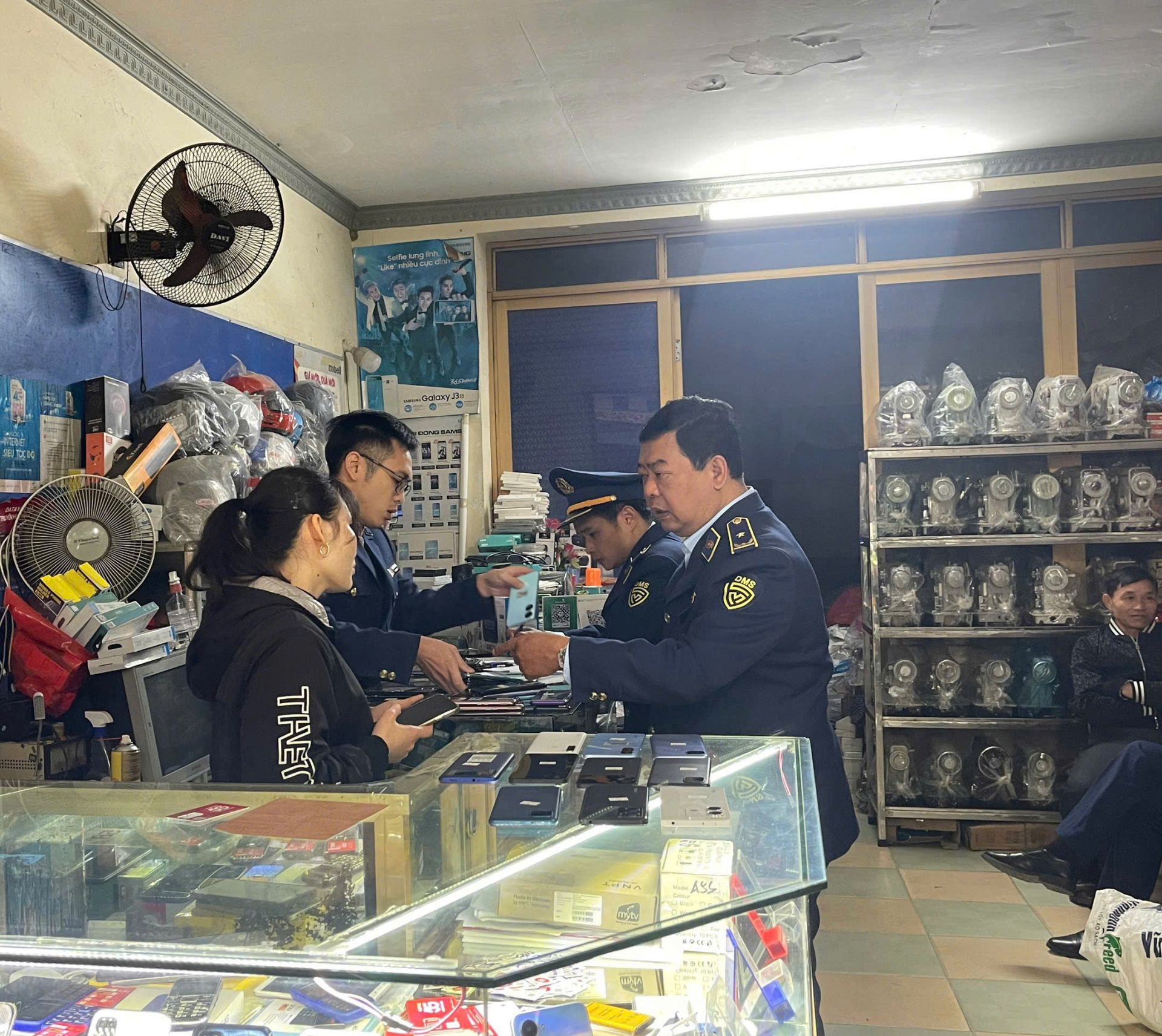 Công chức Đội QLTT số 4 kiểm tra tại hộ kinh doanh