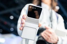 Điện thoại gập camera chụp có đẹp không - hình 1