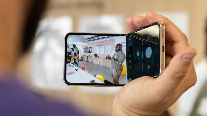 Điện thoại gập camera chụp có đẹp không - hình 3