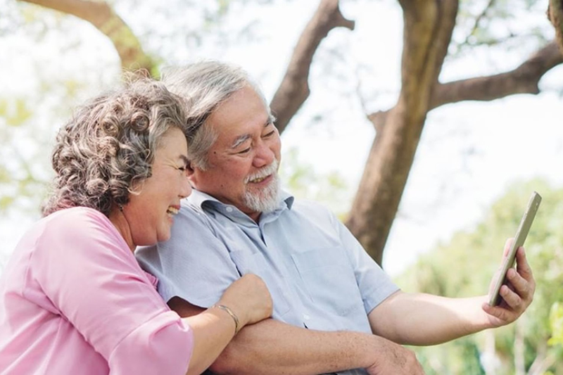 Điện thoại gập có phù hợp với người lớn tuổi không - hình 1