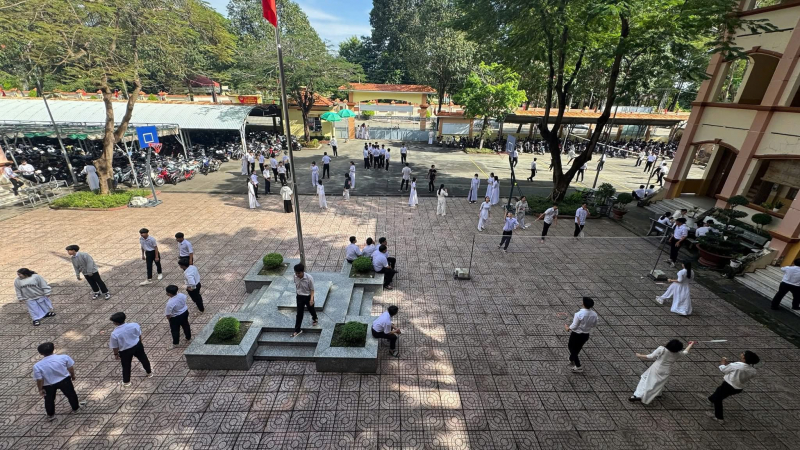 Hạn chế điện thoại trong giờ ra chơi nhằm tạo không gian học đường bổ ích cho học sinh -0