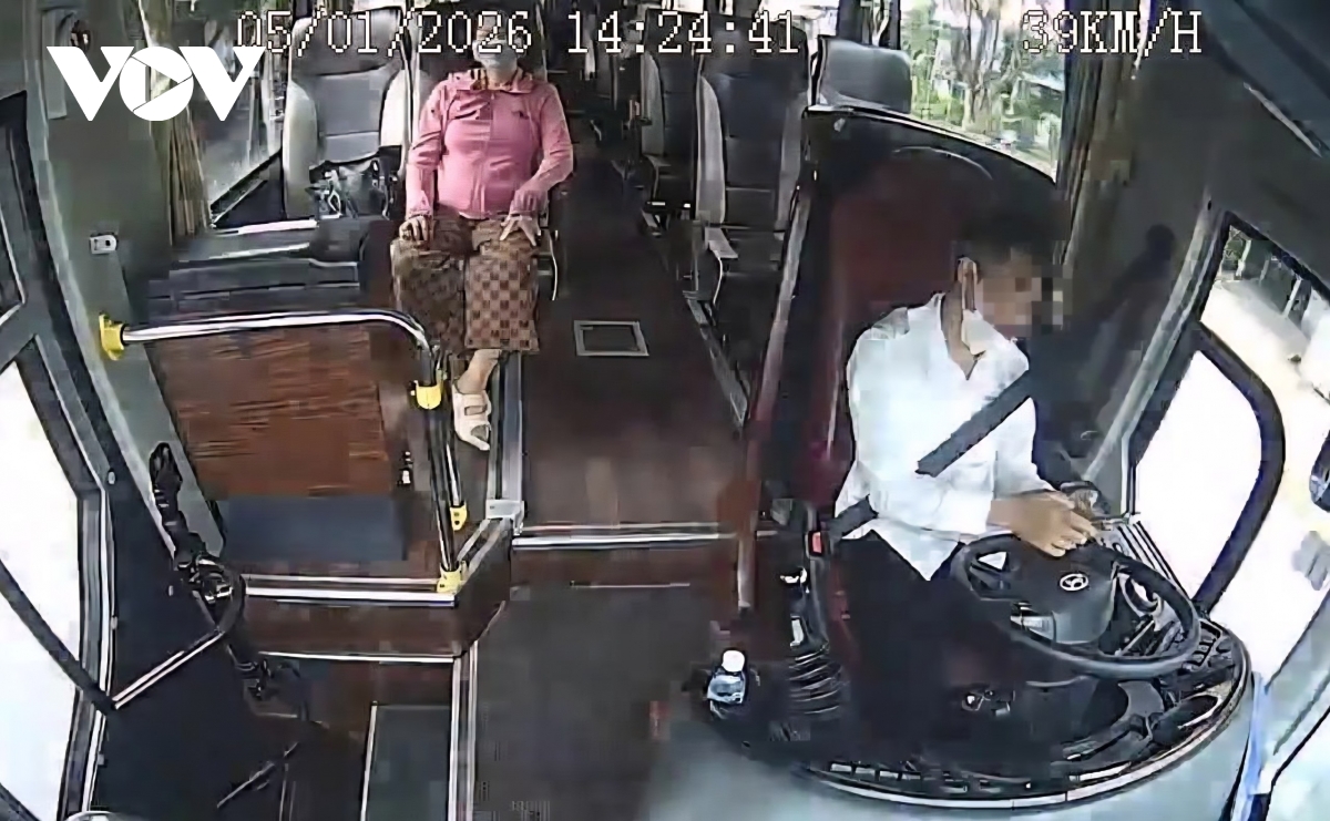 xu phat tai xe o Dong thap su dung dien thoai khi lai xe gay va cham giao thong hinh anh 1