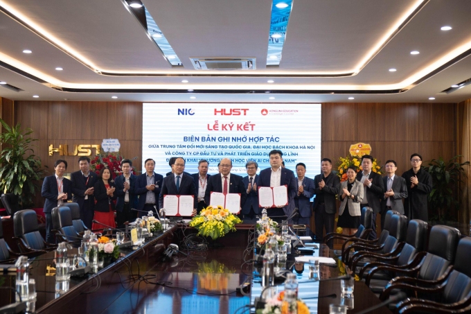 Lễ ký kết Biên bản ghi nhớ hợp tác triển khai Chương trình Học viện AI cho Việt Nam. Ảnh: HLE