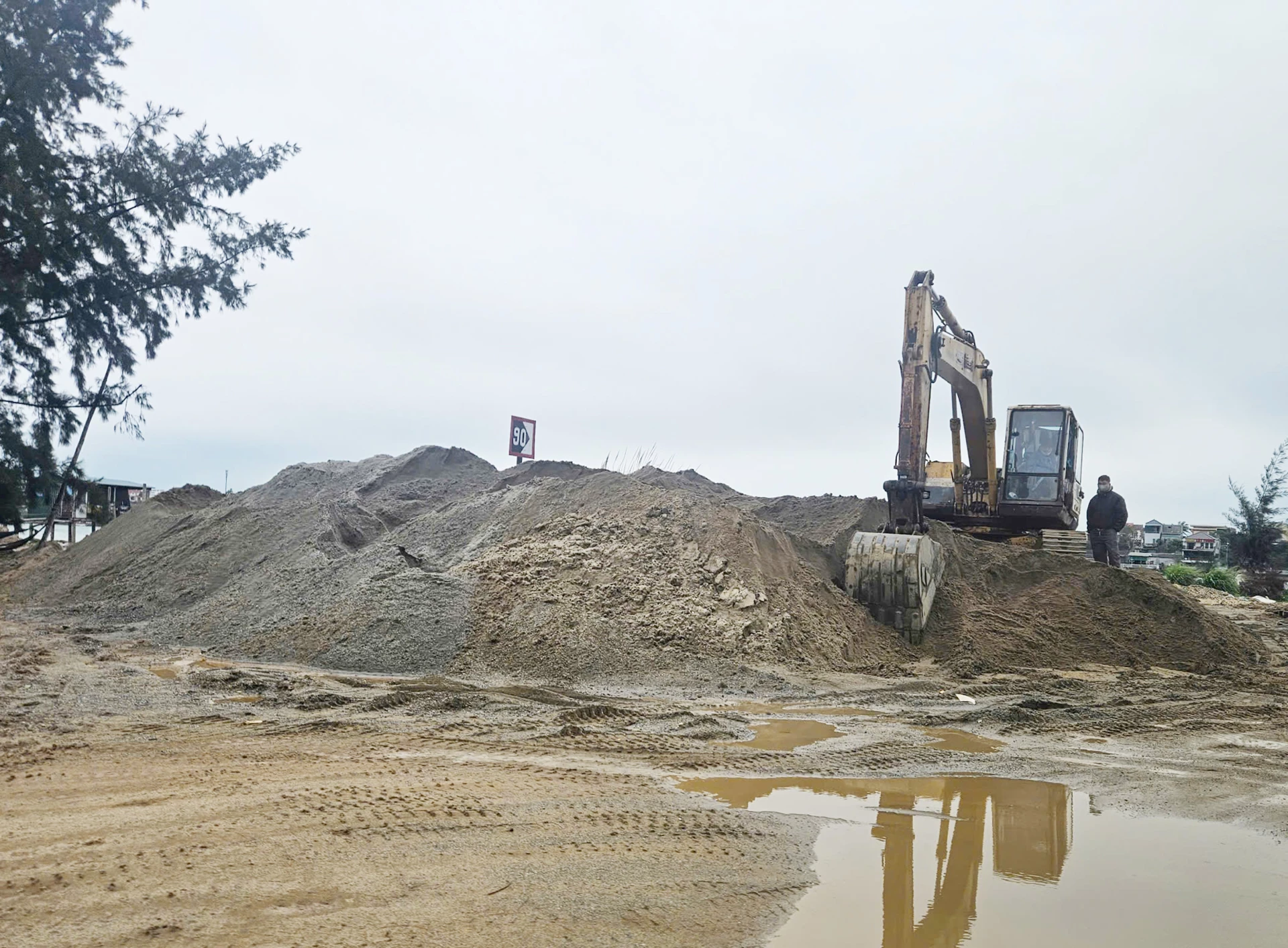 Cát được tập kết thành các đống lớn trong khu vực Nhà máy đóng tàu Nhật Lệ - Ảnh: B.T