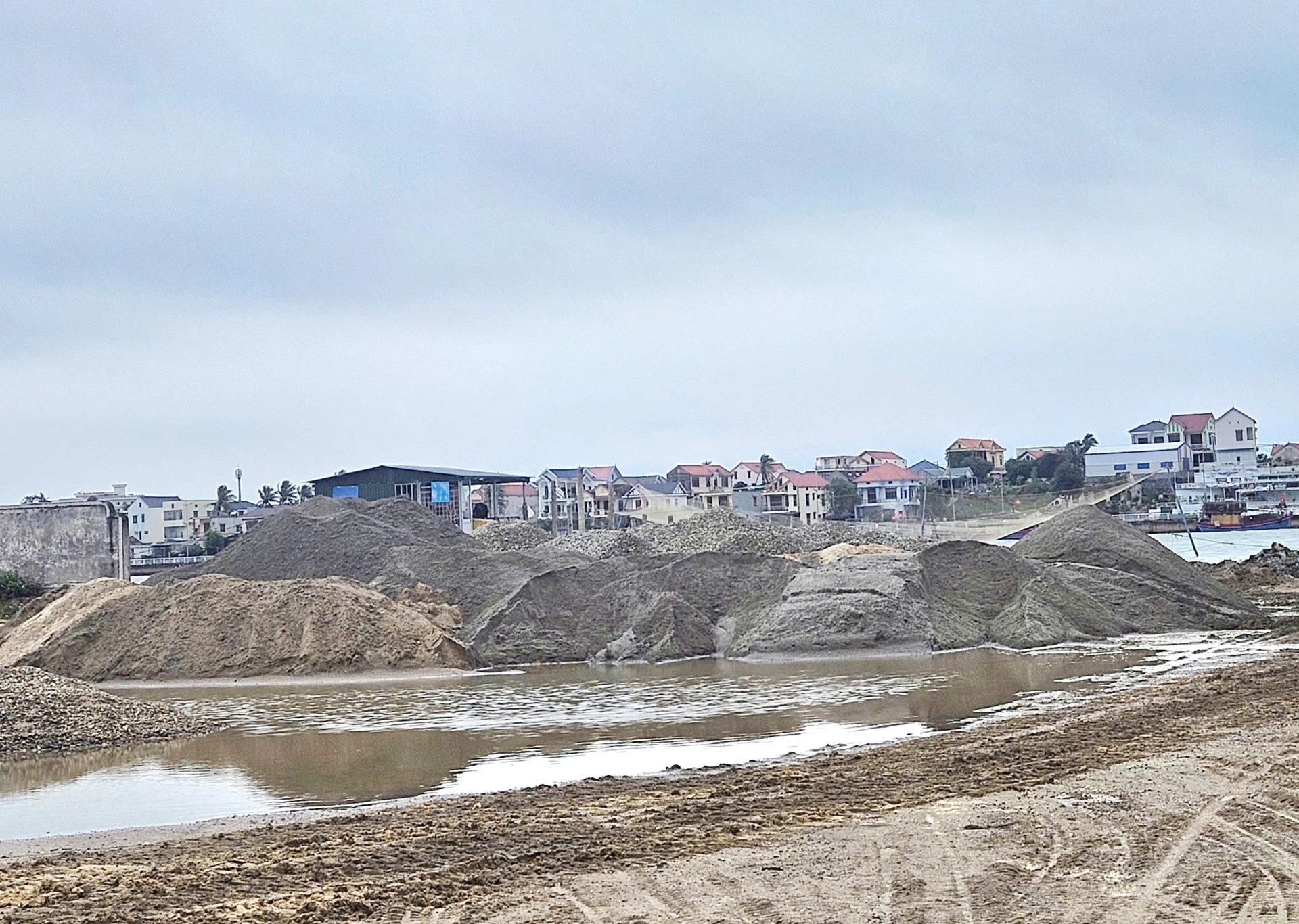 Cát được tập kết thành các đống lớn trong khu vực Nhà máy đóng tàu Nhật Lệ - Ảnh: B.T