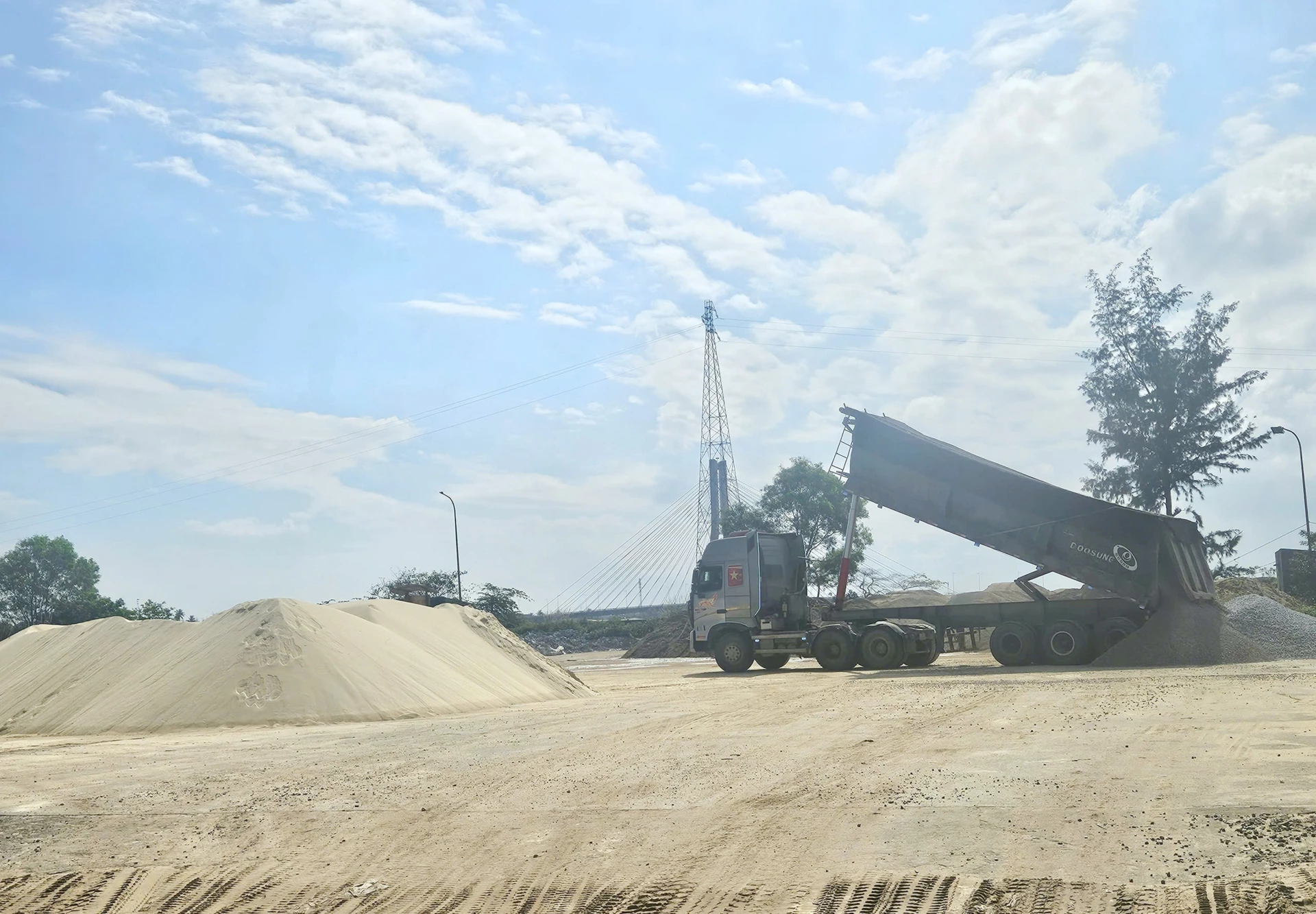 Bãi tập kết cát, đá không bảng hiệu, không trạm cân, không camera giám sát nằm trong khuôn viên Nhà máy đóng tàu Nhật Lệ - Ảnh: B.T