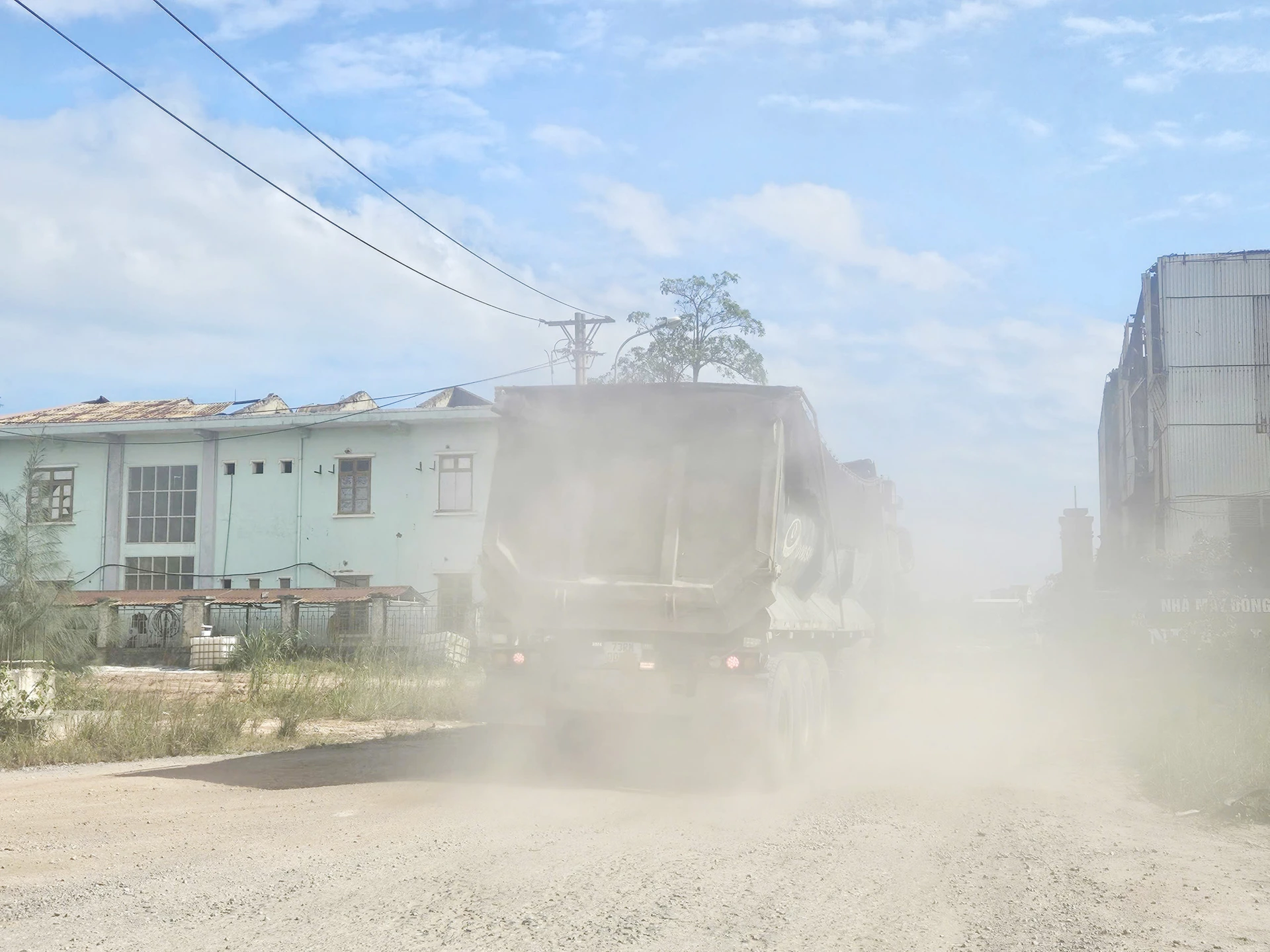 Xe tải trọng lớn chở đá vào khu vực Nhà máy đóng tàu Nhật Lệ, gây bụi mù mịt, ảnh hưởng đời sống người dân - Ảnh: B.T