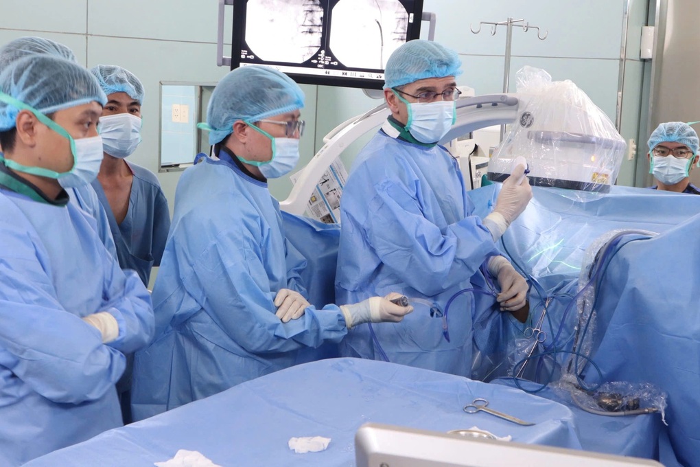 Vì sao Bệnh viện Bình Dân cắt u nguyên khối để điều trị ung thư bàng quang? - 2 Vì sao Bệnh viện Bình Dân cắt u nguyên khối để điều trị ung thư bàng quang? - 2